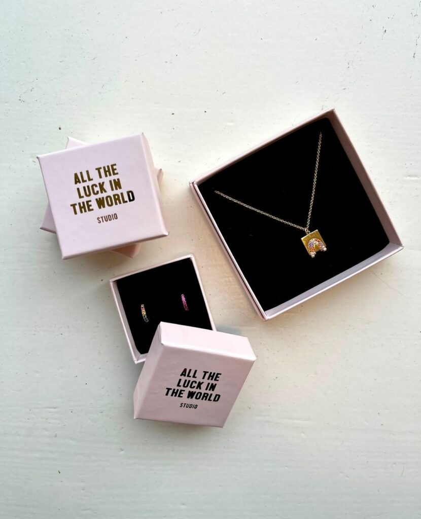 De sieraden van All the Luck in the World 4